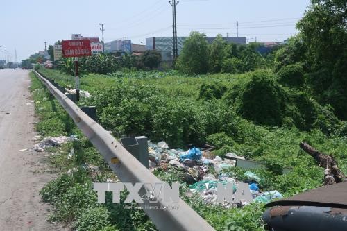 Rác thải để tràn lan trên Quốc lộ 5 ảnh 2