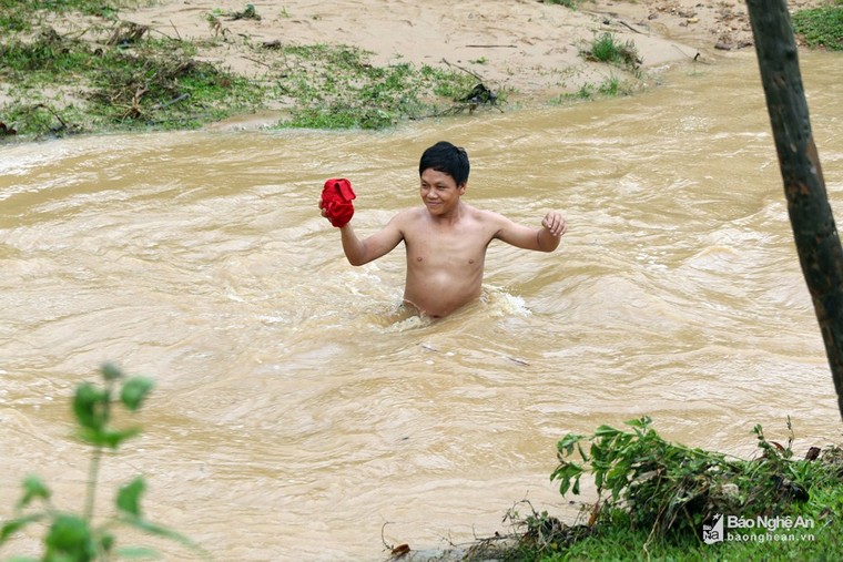 Bất chấp nguy hiểm, người dân vùng cao liều mình vượt lũ ảnh 4