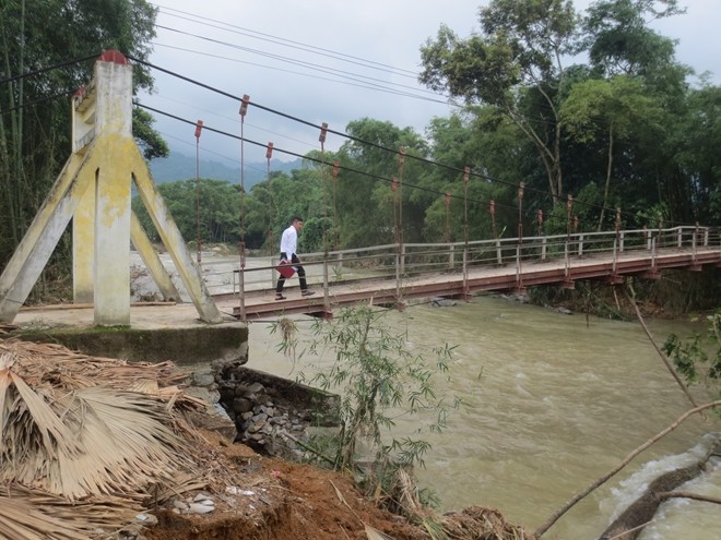 Tái mặt đi qua cây cầu dọa sập ở vùng lũ Việt Lâm ảnh 1