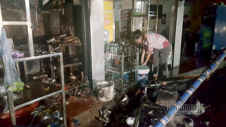 Quán bia trên phố HN cháy đùng đùng trước trận Uruguay - Pháp ảnh 3