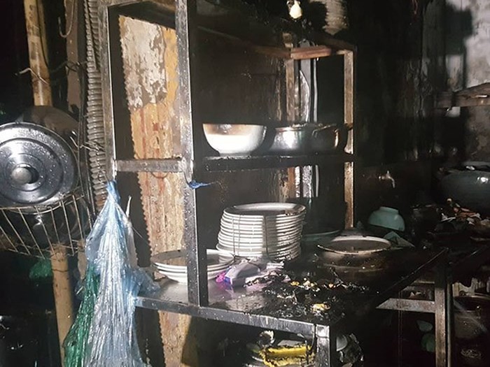 Dập tắt đám cháy tại quán bia tại phố Quán Sứ ảnh 1