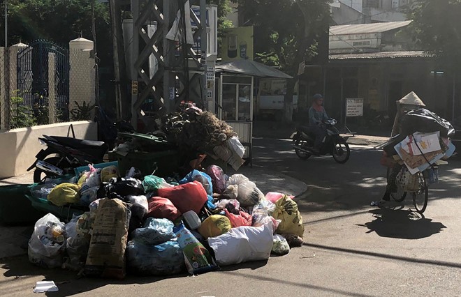 Người dân Quảng Ngãi bức xúc vì rác thải ùn ứ gây ô nhiễm ảnh 1