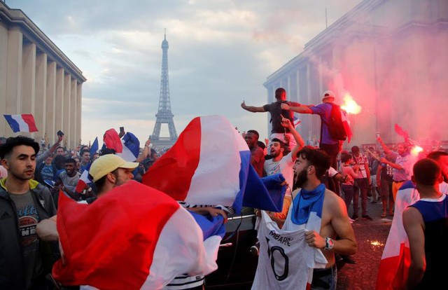 [ẢNH] Người dân Pháp đổ ra đường ăn mừng chức vô địch World Cup 2018 ảnh 12