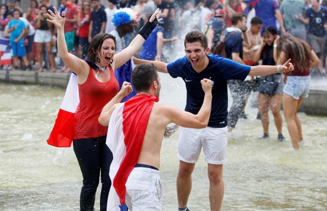 [ẢNH] Người dân Pháp đổ ra đường ăn mừng chức vô địch World Cup 2018 ảnh 14