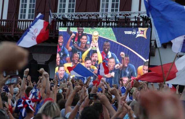 [ẢNH] Người dân Pháp đổ ra đường ăn mừng chức vô địch World Cup 2018 ảnh 4