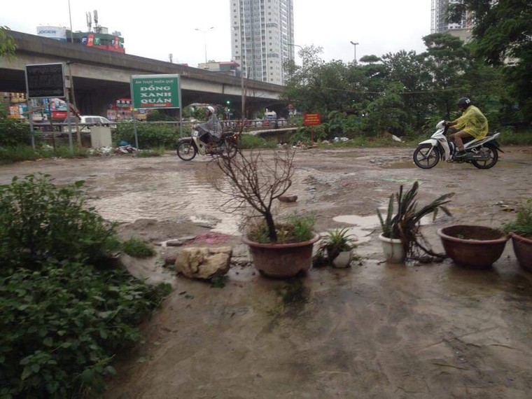 Bi hài ở nhà chung cư đi đường đất lầy lội giữa lòng Hà Nội ảnh 1