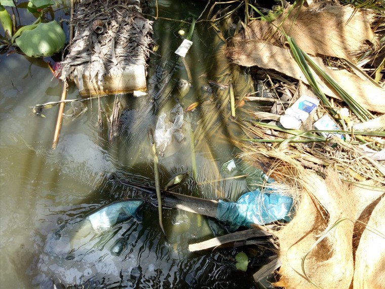 Kênh đột ngột ô nhiễm nặng, người dân khốn đốn ảnh 2