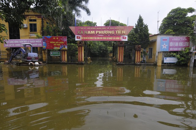 Hà Nội: Kinh hoàng 'biển rác' bủa vây người dân ngoại thành sau lũ ảnh 2