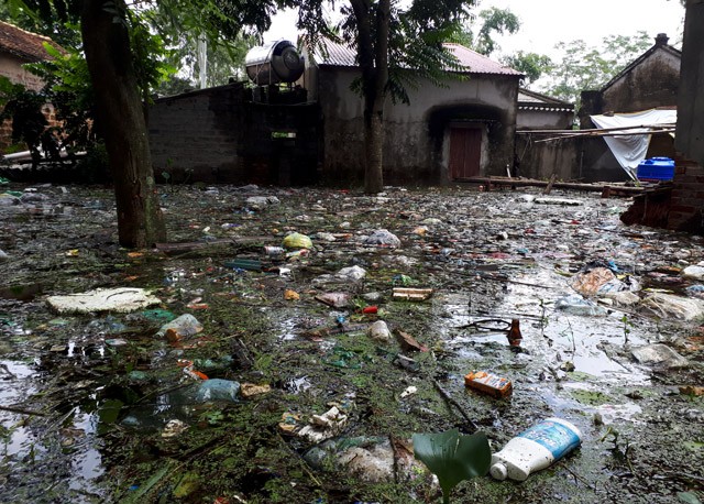 Hà Nội: Kinh hoàng 'biển rác' bủa vây người dân ngoại thành sau lũ ảnh 4