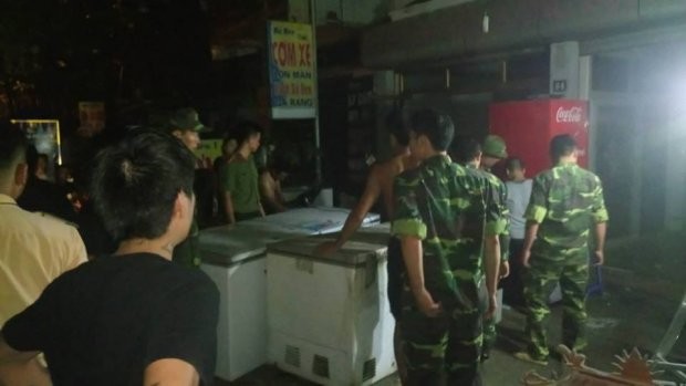 Nhiều nhà bất ngờ đứt gãy trượt xuống sông Đà, nhiều người dân phải sơ tán khẩn cấp ảnh 1