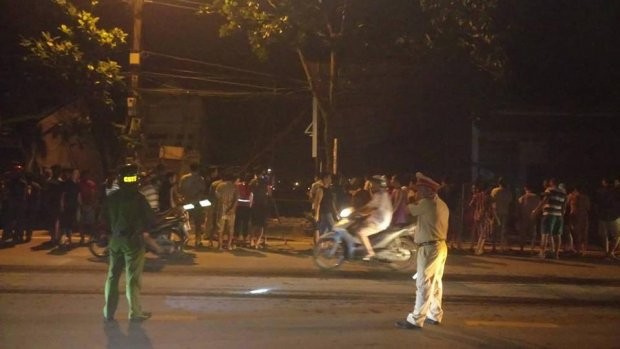 Nhiều nhà bất ngờ đứt gãy trượt xuống sông Đà, nhiều người dân phải sơ tán khẩn cấp ảnh 2