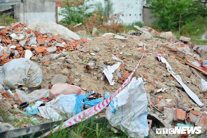 Ảnh: Núi phế thải án ngữ dưới chân cầu vượt lớn nhất Việt Nam ảnh 9