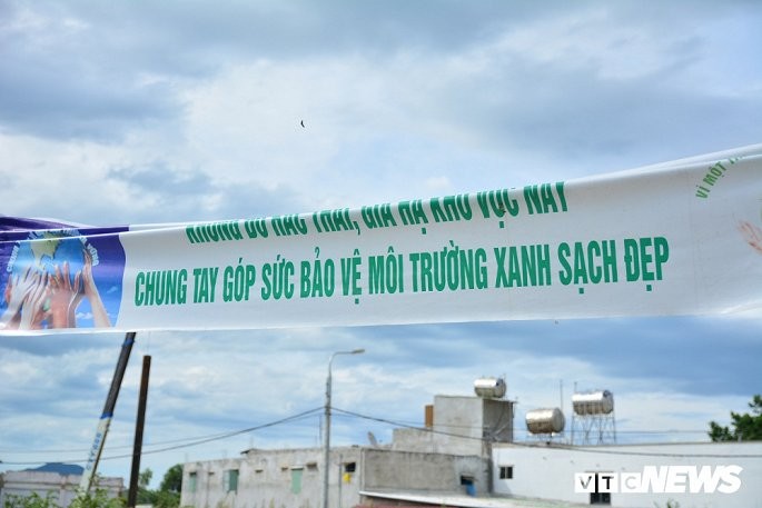 Ảnh: Núi phế thải án ngữ dưới chân cầu vượt lớn nhất Việt Nam ảnh 10