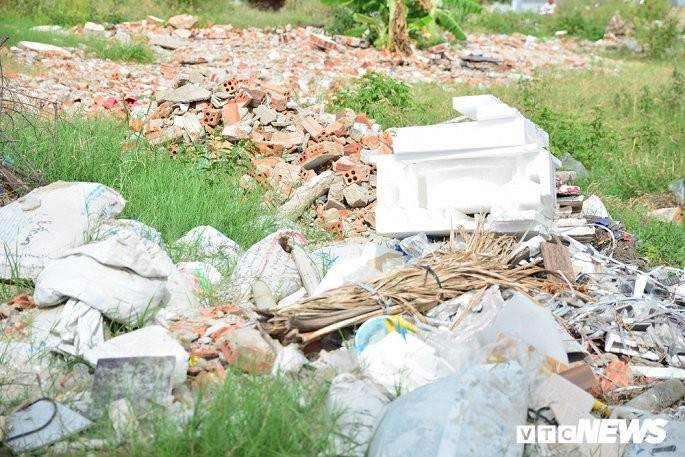 Ảnh: Núi phế thải án ngữ dưới chân cầu vượt lớn nhất Việt Nam ảnh 12