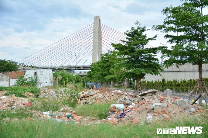 Ảnh: Núi phế thải án ngữ dưới chân cầu vượt lớn nhất Việt Nam ảnh 1