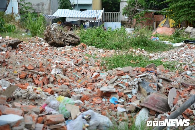 Ảnh: Núi phế thải án ngữ dưới chân cầu vượt lớn nhất Việt Nam ảnh 2