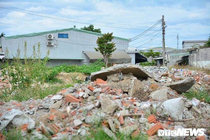 Ảnh: Núi phế thải án ngữ dưới chân cầu vượt lớn nhất Việt Nam ảnh 4