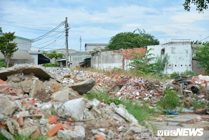 Ảnh: Núi phế thải án ngữ dưới chân cầu vượt lớn nhất Việt Nam ảnh 5