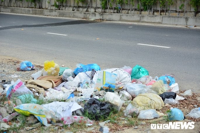 Ảnh: Núi phế thải án ngữ dưới chân cầu vượt lớn nhất Việt Nam ảnh 6