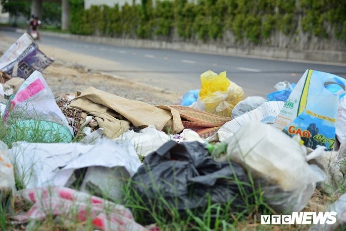 Ảnh: Núi phế thải án ngữ dưới chân cầu vượt lớn nhất Việt Nam ảnh 7