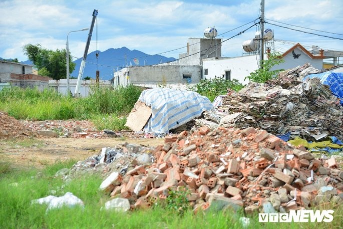 Ảnh: Núi phế thải án ngữ dưới chân cầu vượt lớn nhất Việt Nam ảnh 8