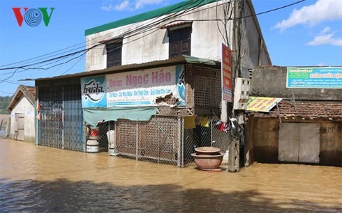 Nước lũ từ miền núi đổ về 'nhấn chìm' nhiều vùng hạ du Nghệ An ảnh 1