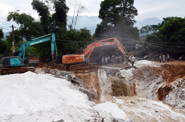 Cảnh báo người dân không sử dụng nước suối tại khu vực vỡ đập nước thải ảnh 1