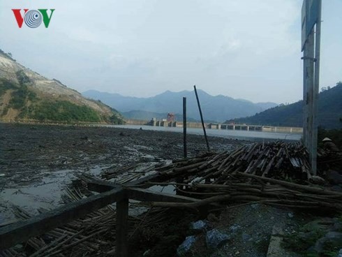 Bãi rác khổng lồ vây kín lòng hồ thủy điện lớn nhất Bắc Trung bộ ảnh 1