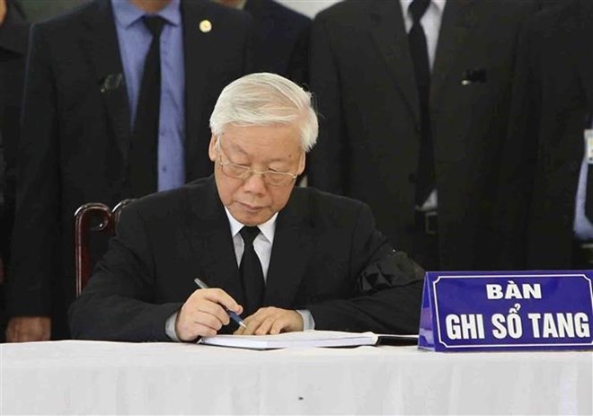 Các đồng chí lãnh đạo ghi sổ tang sau lễ viếng cố Chủ tịch nước Trần Đại Quang ảnh 1