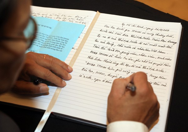 Các đồng chí lãnh đạo ghi sổ tang sau lễ viếng cố Chủ tịch nước Trần Đại Quang ảnh 11