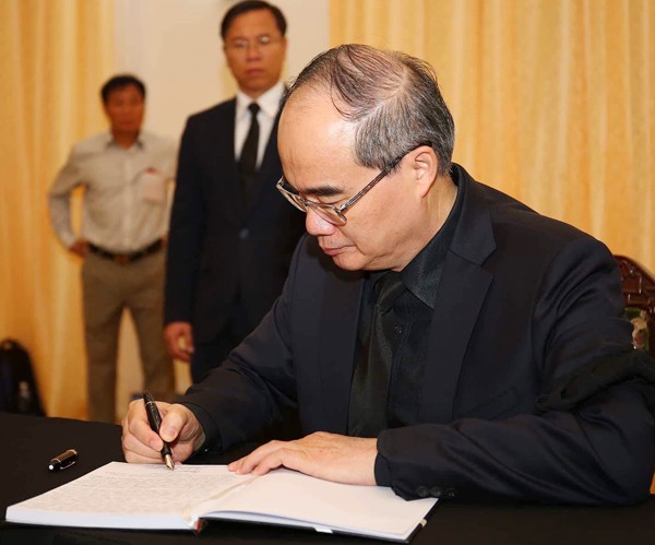 Các đồng chí lãnh đạo ghi sổ tang sau lễ viếng cố Chủ tịch nước Trần Đại Quang ảnh 8