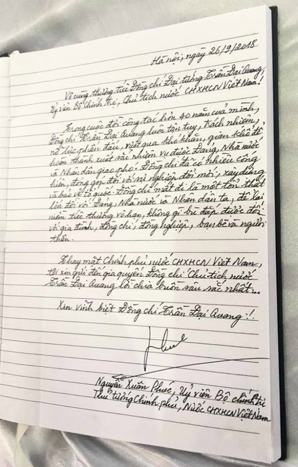 Các đồng chí lãnh đạo ghi sổ tang sau lễ viếng cố Chủ tịch nước Trần Đại Quang ảnh 4