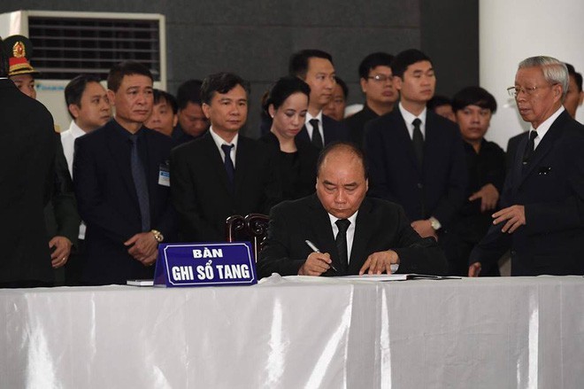 Các đồng chí lãnh đạo ghi sổ tang sau lễ viếng cố Chủ tịch nước Trần Đại Quang ảnh 3