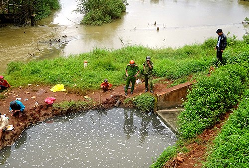 Người dân tố trạm xử lý nước thải công nghiệp xả nước ô nhiễm ra môi trường ảnh 1