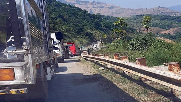 Hàng trăm m3 đất đá đổ xuống giữa trời khô ráo, quốc lộ 279 tê liệt ảnh 1