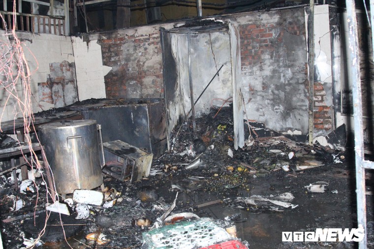 Cháy lớn trong đêm, 2 ngôi nhà trên phố Hà Nội bị thiêu rụi ảnh 3