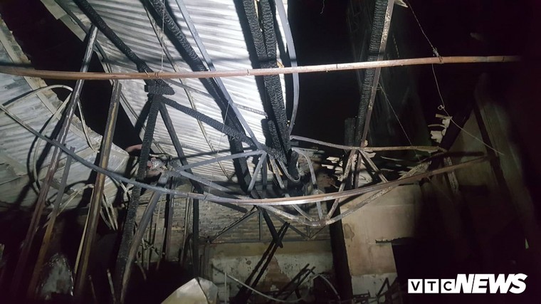 Cháy lớn trong đêm, 2 ngôi nhà trên phố Hà Nội bị thiêu rụi ảnh 2