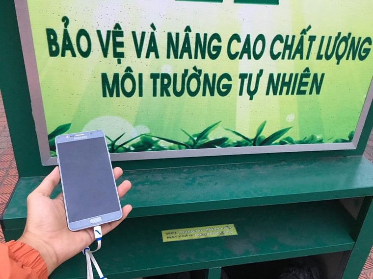 Độc đáo mô hình thùng rác biết 'bật loa, phát wifi, sạc điện thoại' ảnh 1