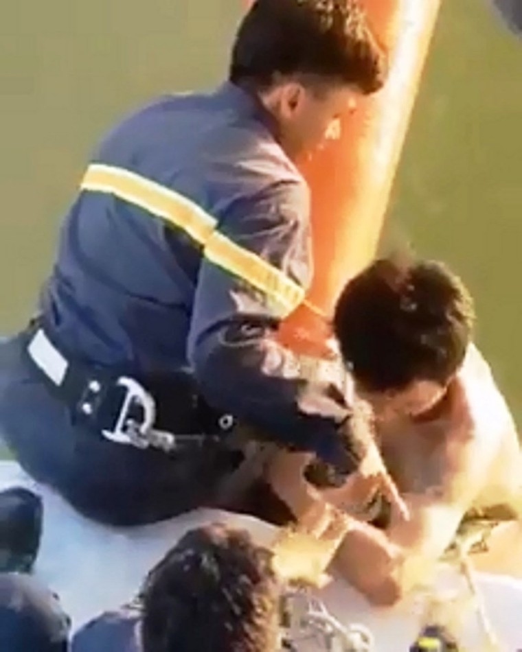 Cảnh sát đu dây cứu thanh niên ngáo đá ở cầu Thuận Phước ảnh 1