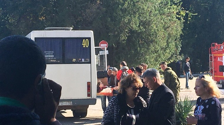 Nhân chứng kể lại khoảnh khắc kinh hoàng khi bạn bè bị sát hại trong vụ tấn công ở Crimea ảnh 1