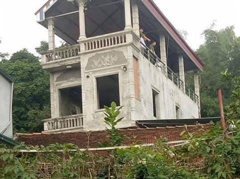 Điều tra nghi án người đàn ông giết mẹ, bế con nhỏ lên tầng 3 cố thủ ảnh 1