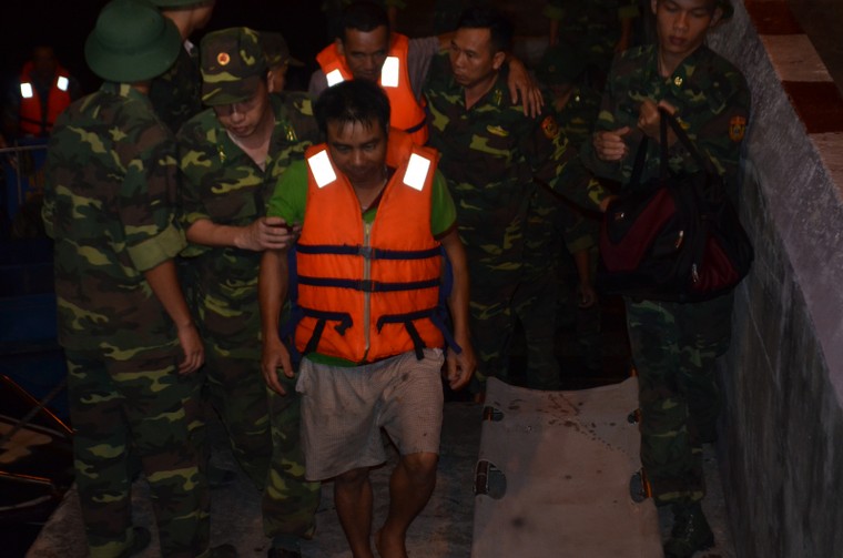 Tàu chìm trên biển Hải Phòng, 7 thuyền viên trôi dạt nhiều giờ ảnh 2