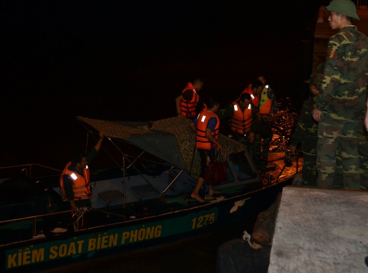 Tàu chìm trên biển Hải Phòng, 7 thuyền viên trôi dạt nhiều giờ ảnh 1