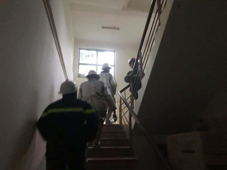 Hà Nội: Cháy tầng 10 chung cư ở Mỹ Đình, cảnh sát cứu thoát nhiều người ảnh 1