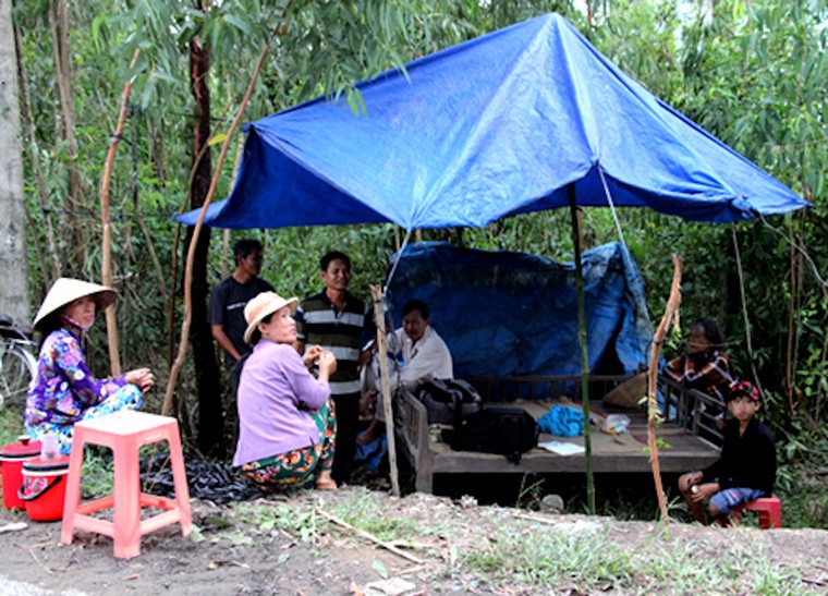 Dân căng băng rôn phản đối mùi hôi từ trại gà 65.000 con ảnh 1