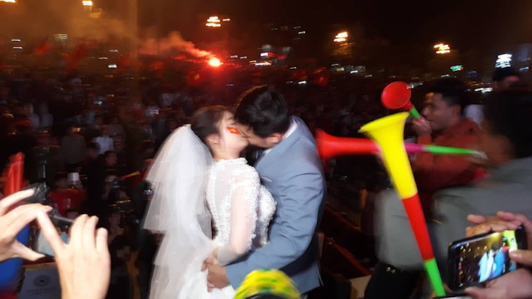 Người người cùng đổ ra đường ăn mừng chức vô địch của đội tuyển Việt Nam ảnh 8