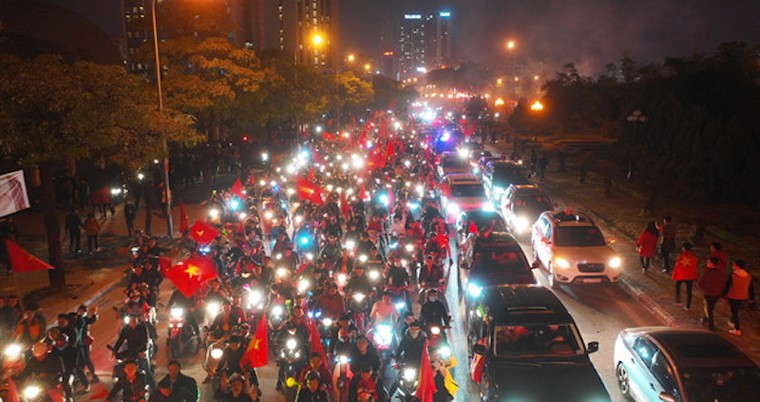 Người người cùng đổ ra đường ăn mừng chức vô địch của đội tuyển Việt Nam ảnh 1