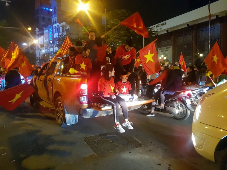 Người người cùng đổ ra đường ăn mừng chức vô địch của đội tuyển Việt Nam ảnh 2