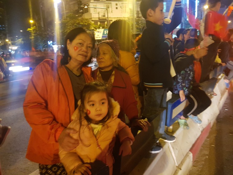 Người người cùng đổ ra đường ăn mừng chức vô địch của đội tuyển Việt Nam ảnh 6