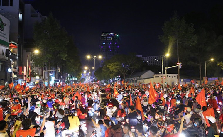 Người người cùng đổ ra đường ăn mừng chức vô địch của đội tuyển Việt Nam ảnh 9